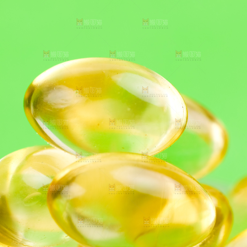 浅底上的鱼油胶囊