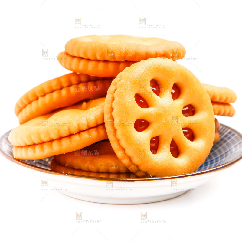 盘子里装着果酱夹心饼