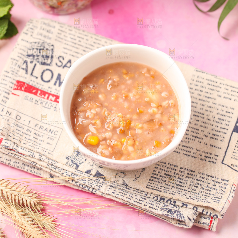 一碗八宝粥放在浅底上