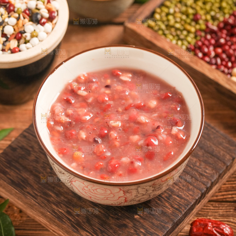 木底上放着一碗八宝粥