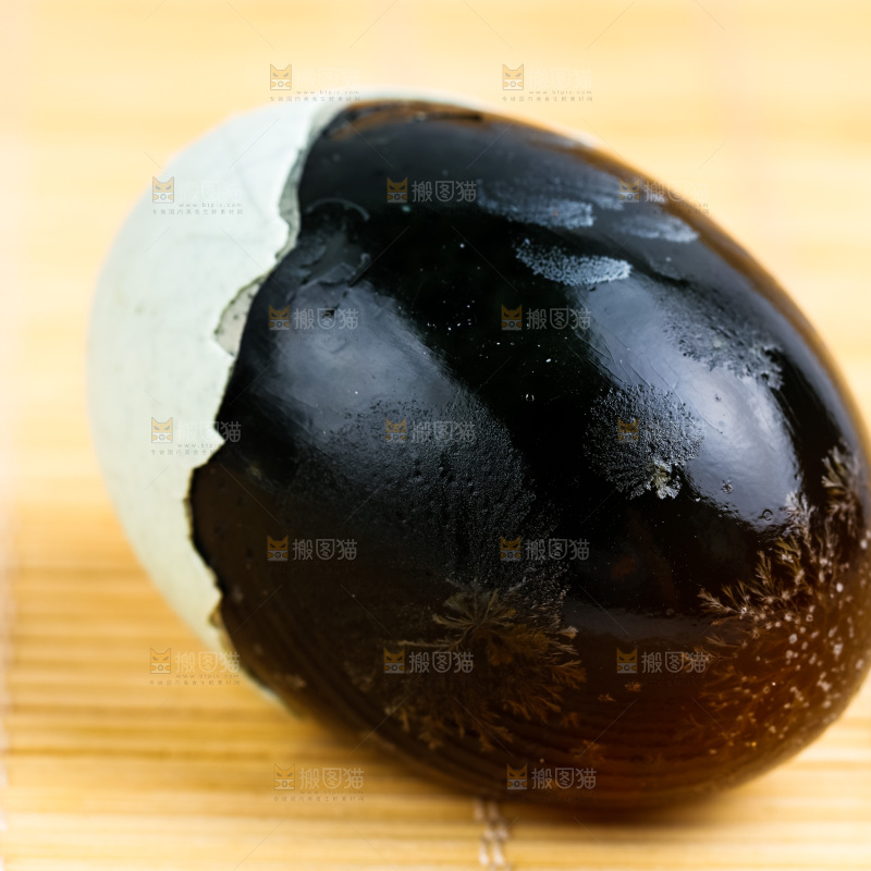 木底上摆放着皮鸭蛋