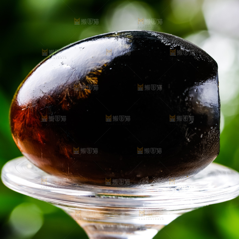 玻璃杯上放着松花蛋