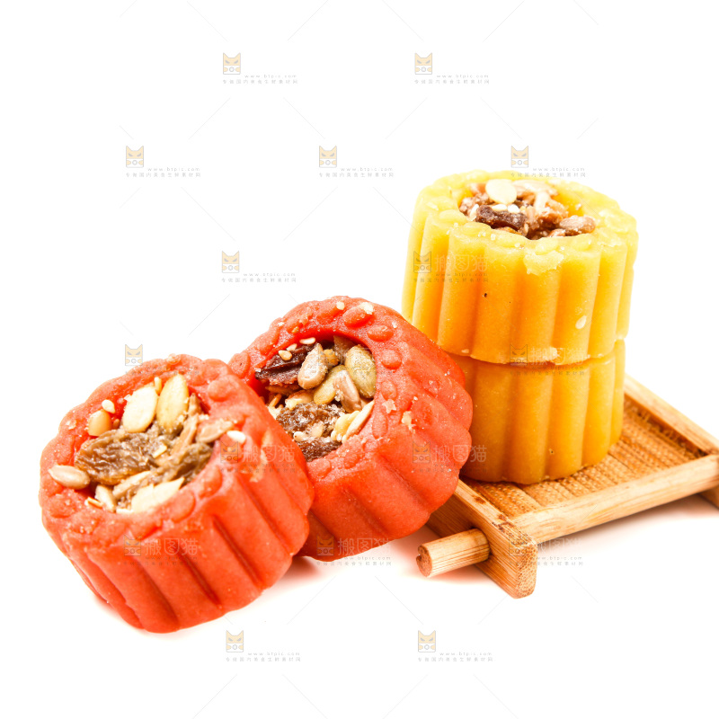 白底上放着坚果月饼