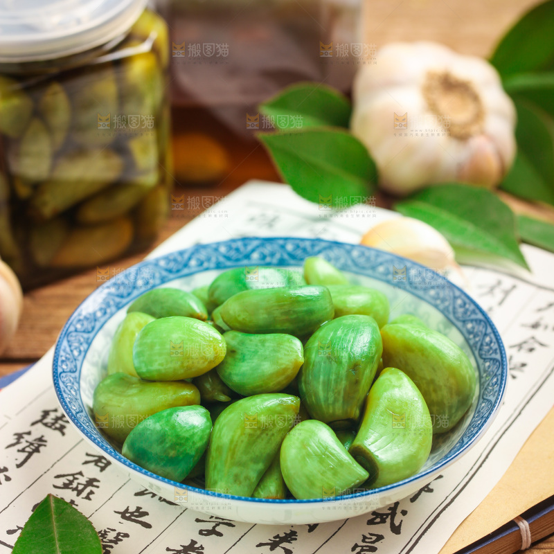 木底上放着一盘腊八蒜