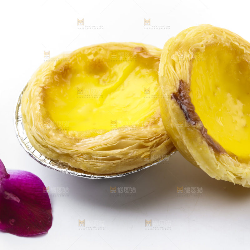 白底上的蛋挞