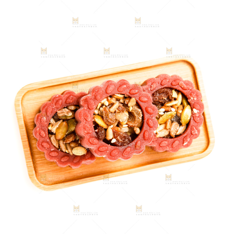 白底上放着坚果月饼