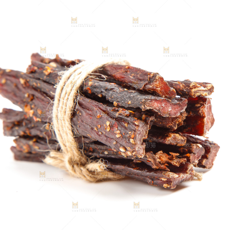 白底上放着牛肉干