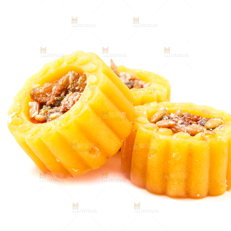 白底上放着坚果月饼