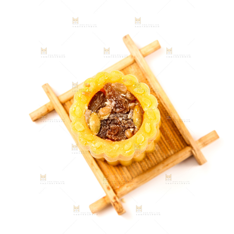 白底上放着坚果月饼