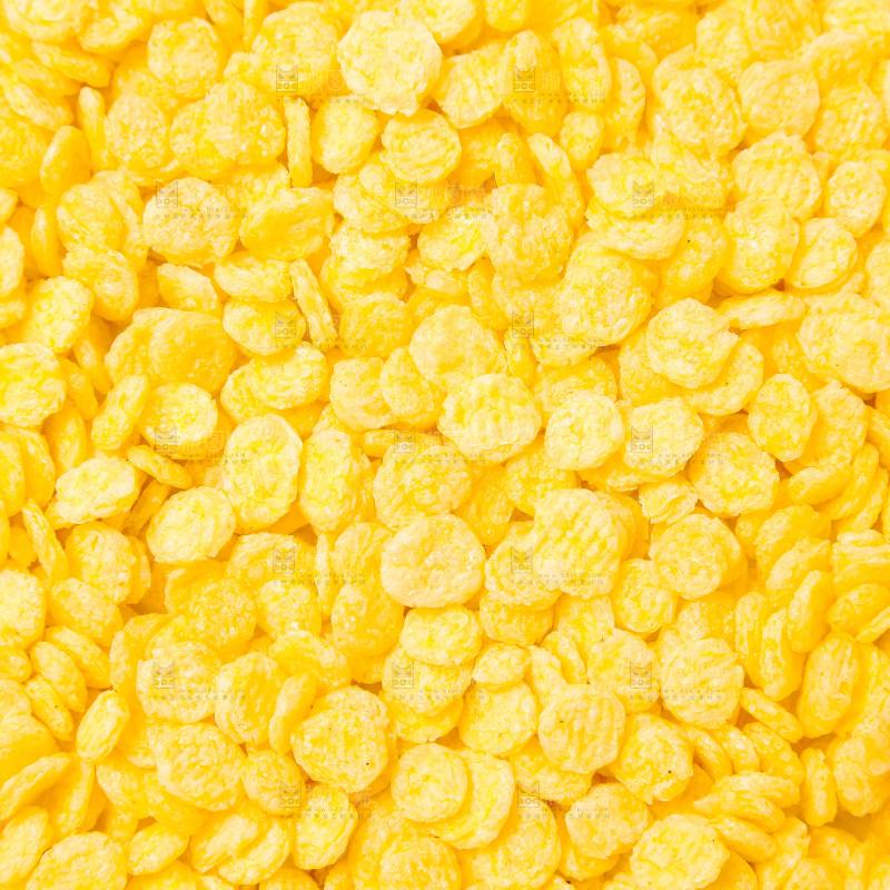 白底上放着玉米片
