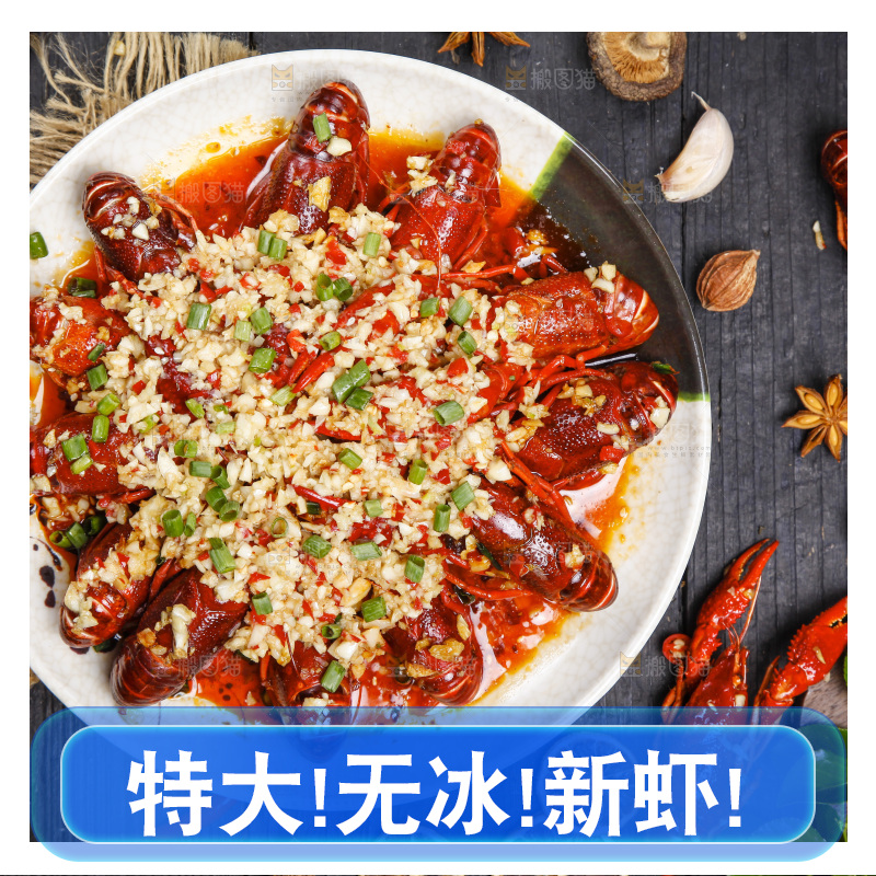 盘子里装着蒜蓉小龙虾