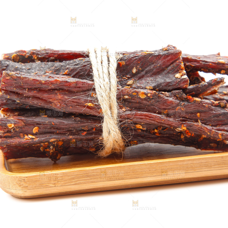 白底上放着牛肉干