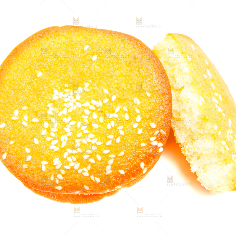 白底上放着小蛋糕