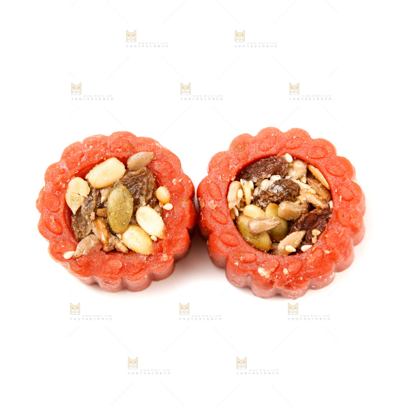 白底上放着坚果月饼