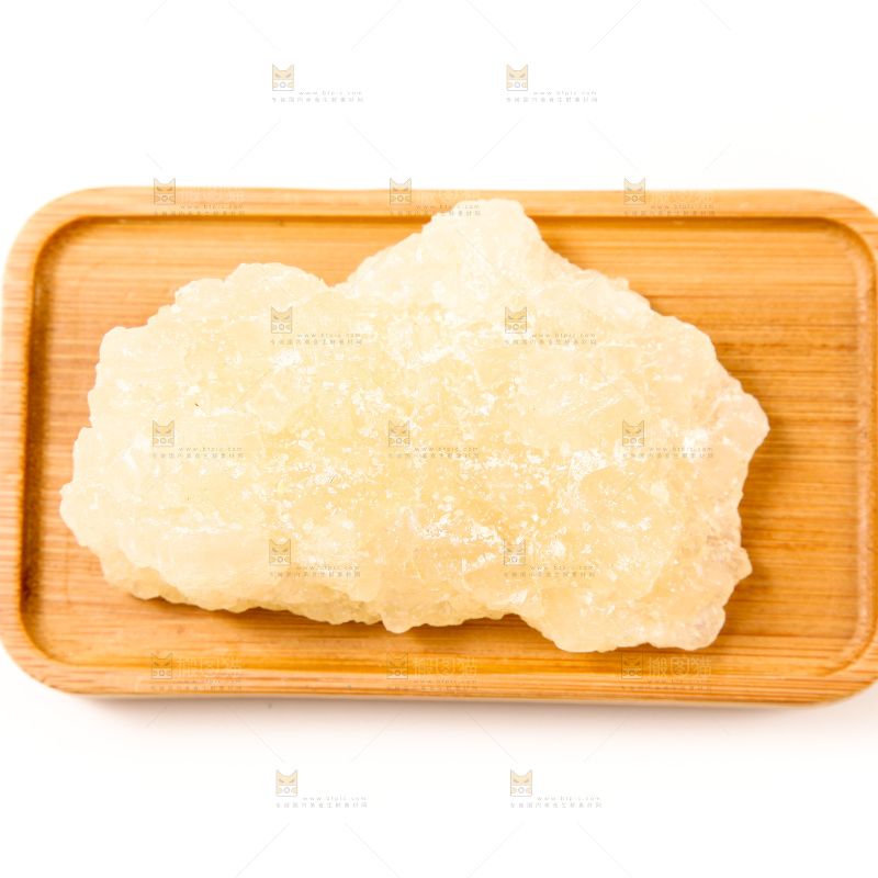 白底上放着冰糖块