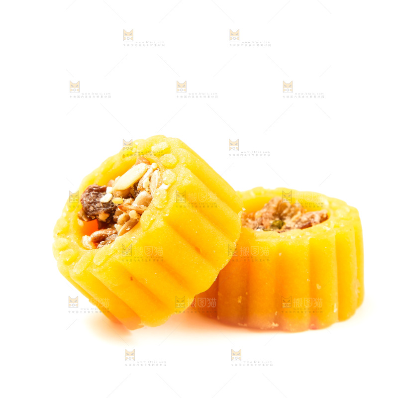 白底上放着坚果月饼