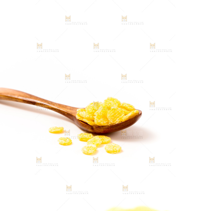 白底上放着玉米片