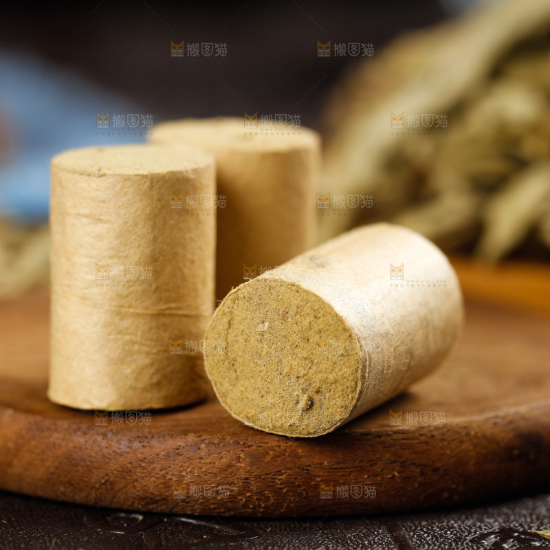 木底上放着艾条