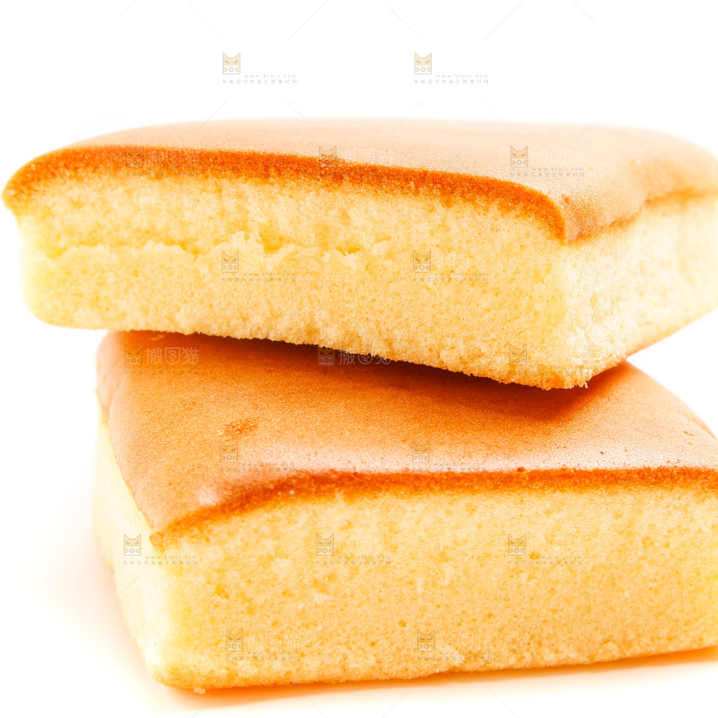 白底上放着小蛋糕