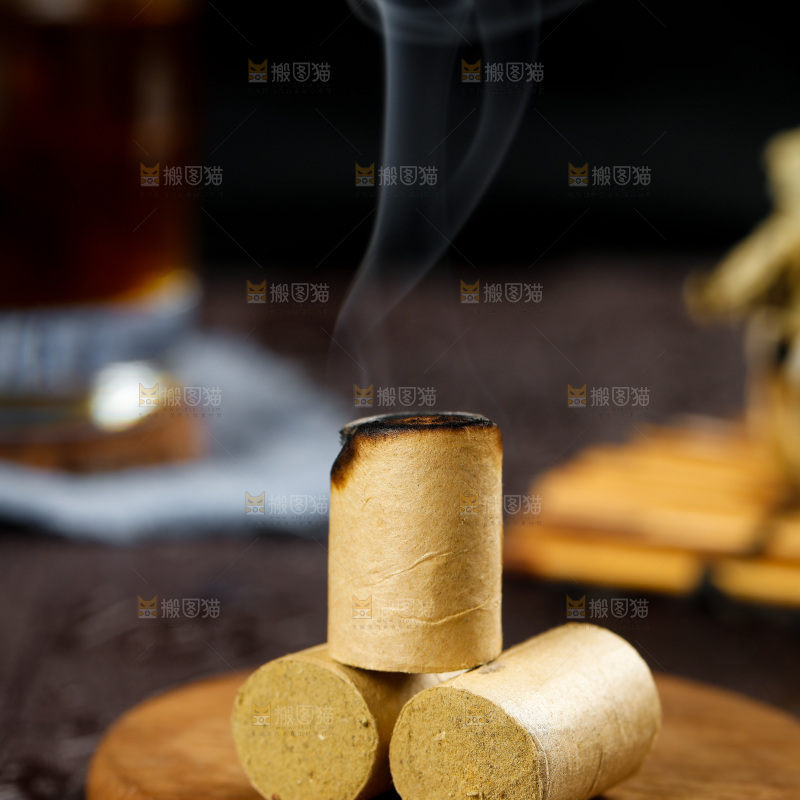 木底上放着艾条