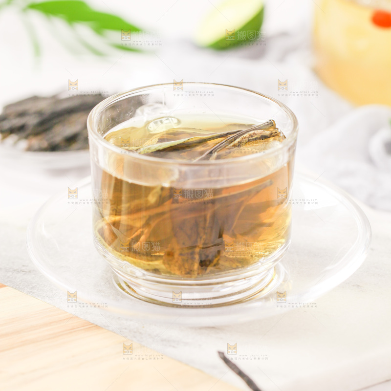 白底上放着一杯苦丁茶