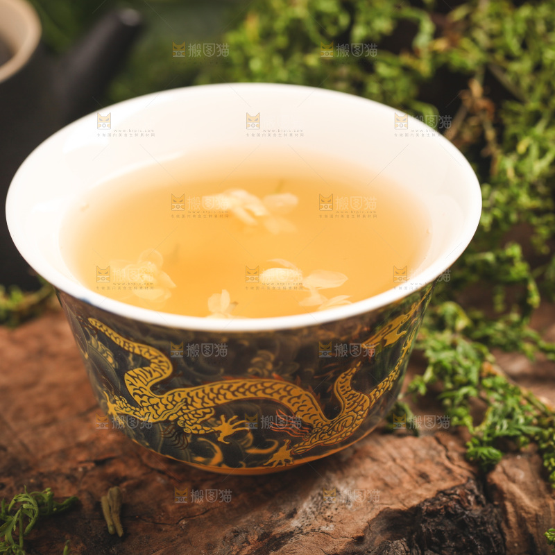 木底上放着一杯茉莉花茶