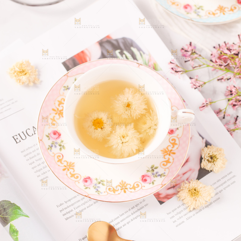 书上放着一杯杭白菊花茶
