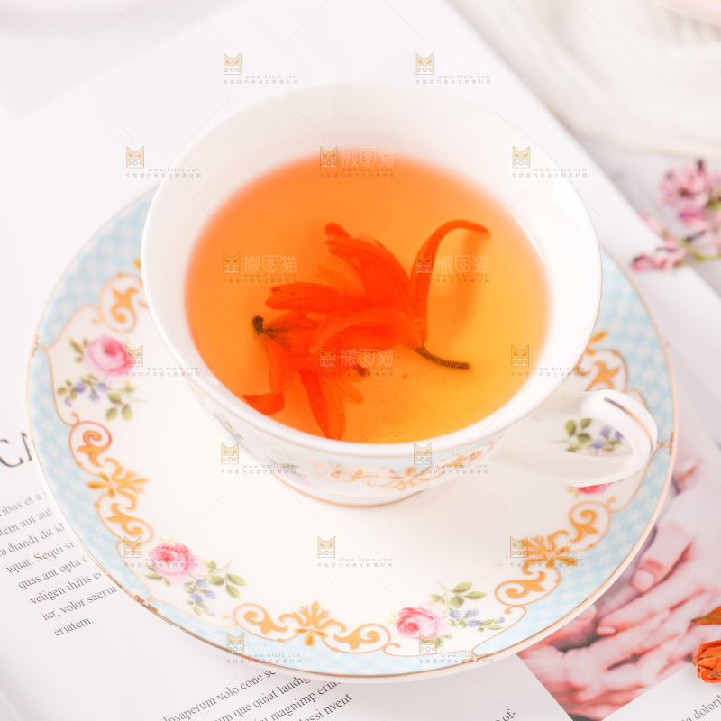 书上放着一杯百合花茶