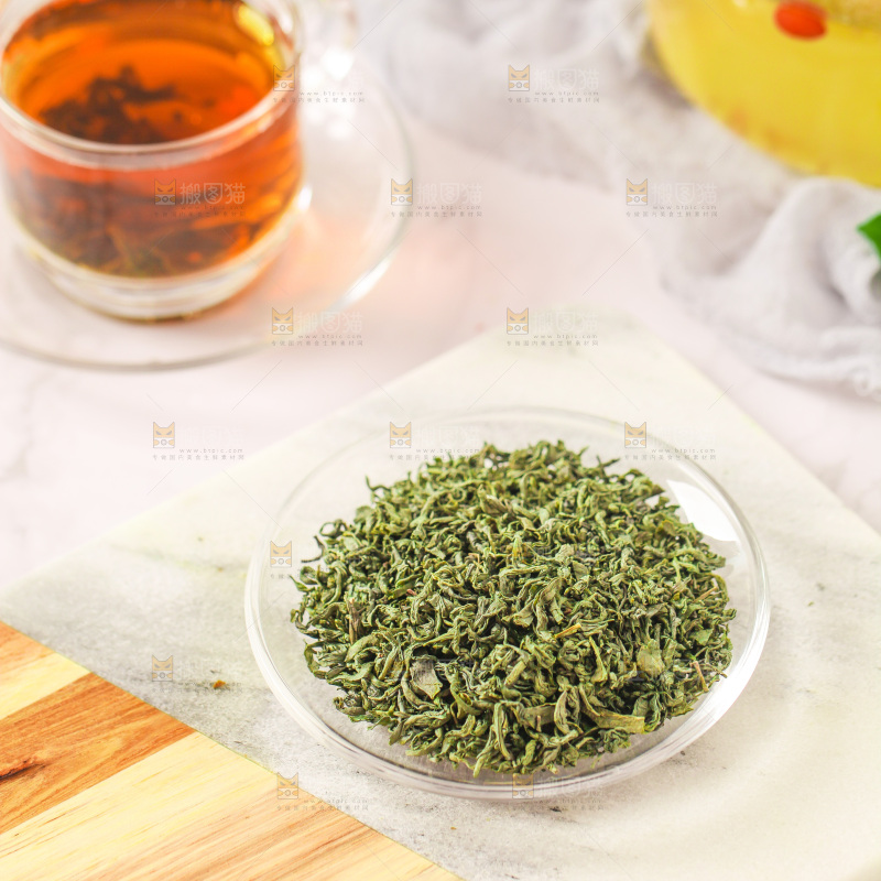 桌上放着一盘绿茶