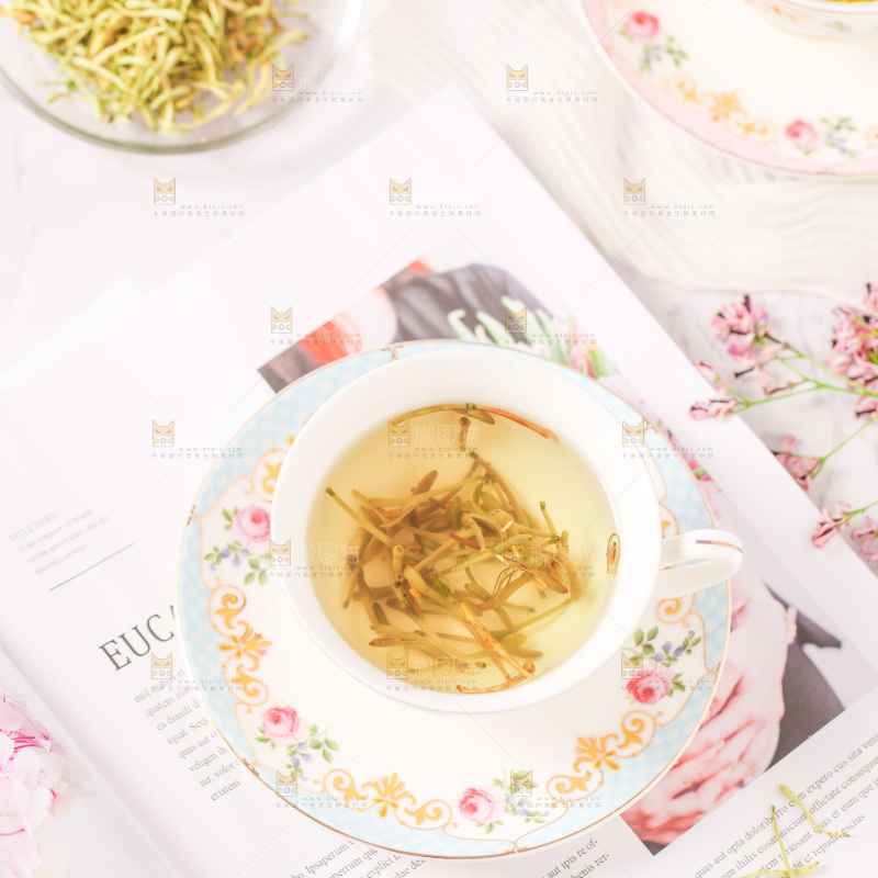 书上摆放着一杯金银花茶