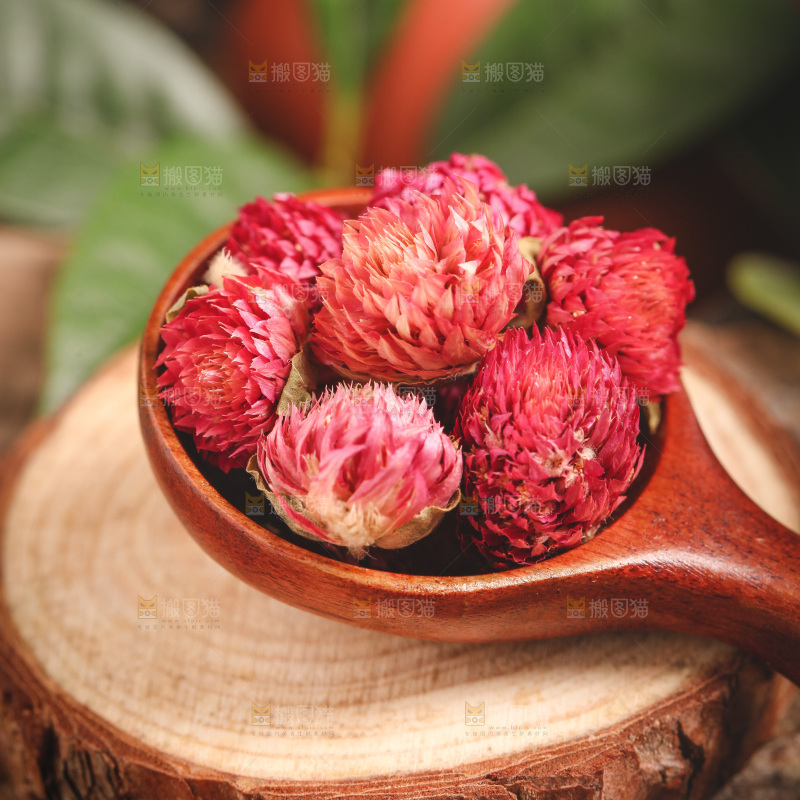 木底上勺子里的千日红花茶