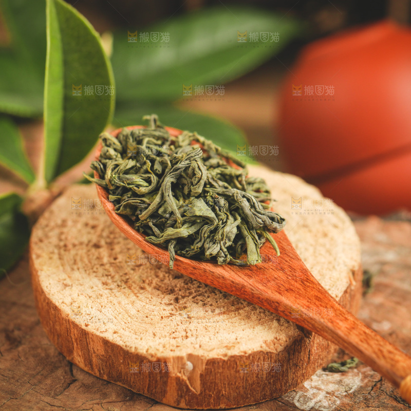 木底上勺子里的绿茶