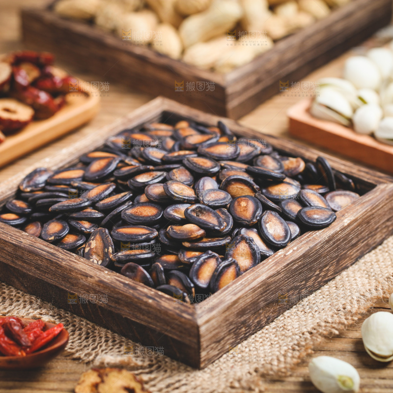 木底上放着一盘西瓜子