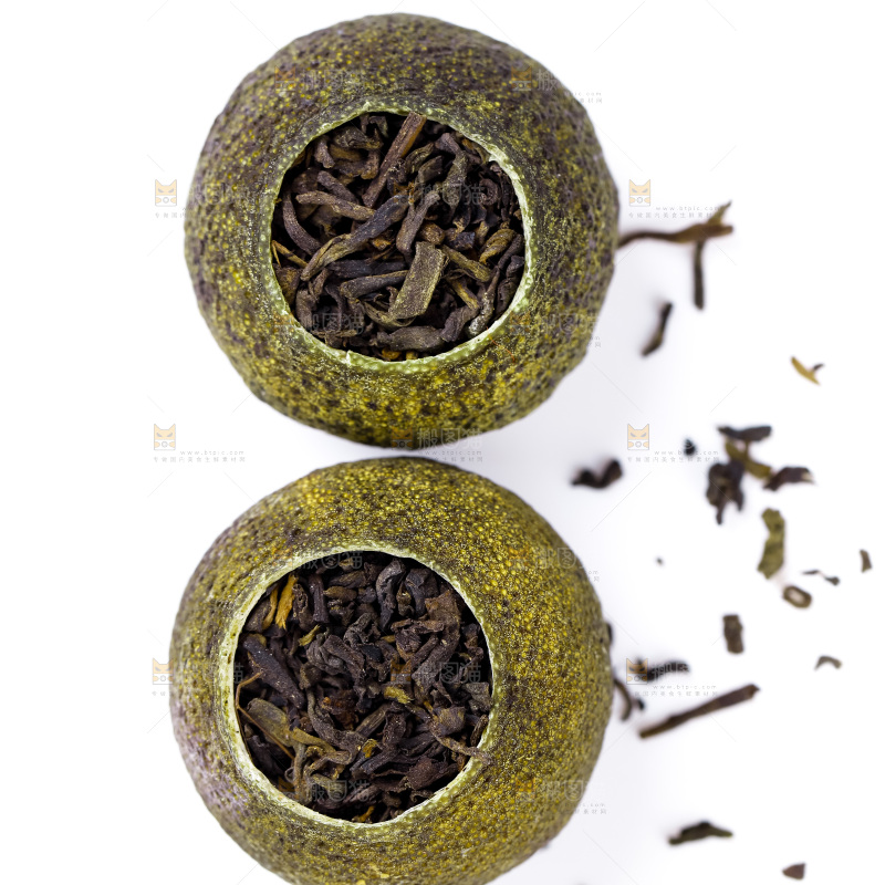 白底上摆放着茶叶