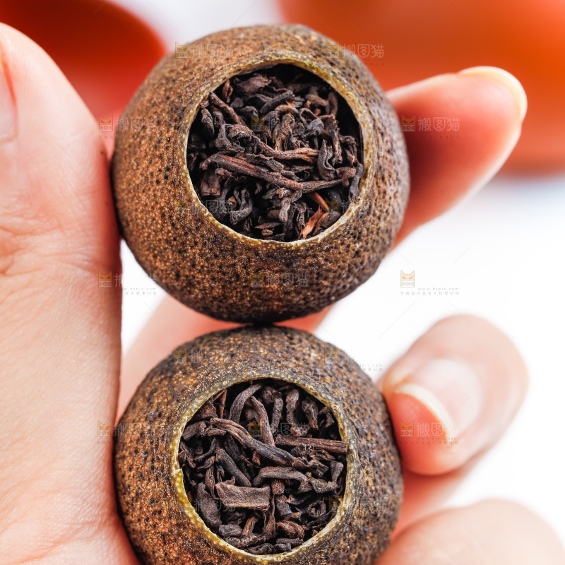 手里拿着小青柑