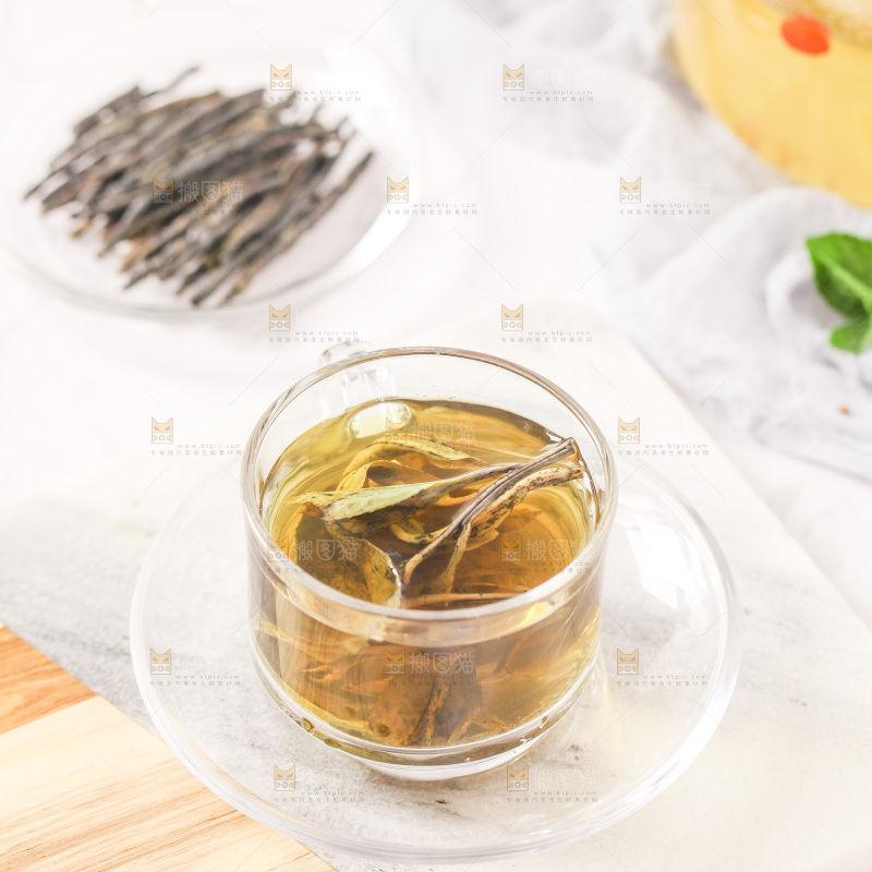 白底上放着一杯苦丁茶
