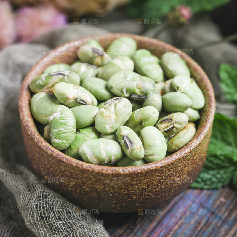 木底上放着一碗去皮黑豆
