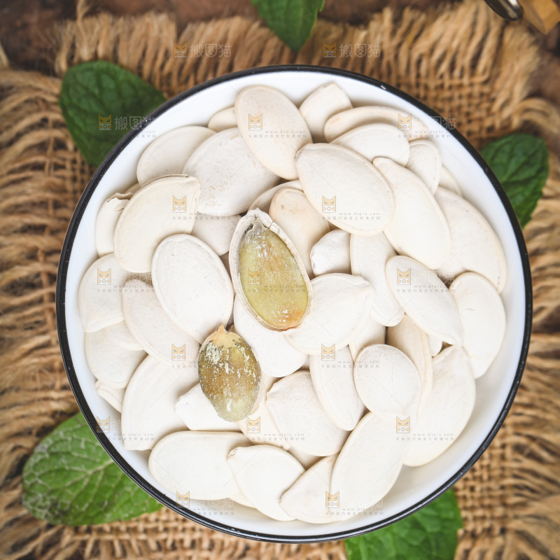 草编上放着一盘白南瓜子