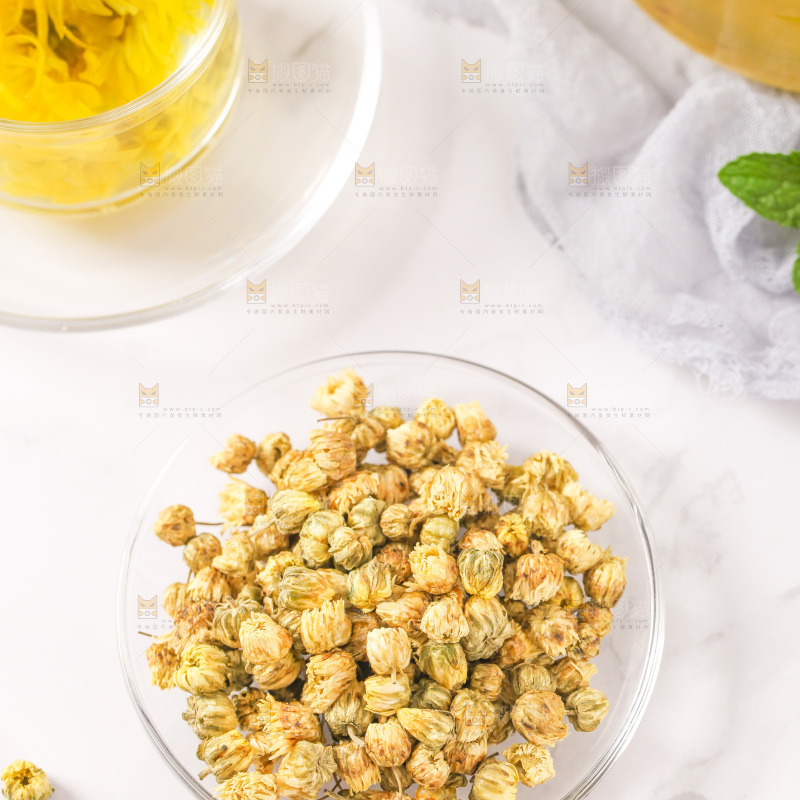 白底上放着一盘胎菊