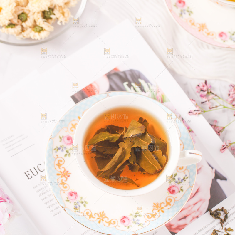 书上放着一杯铁观音茶