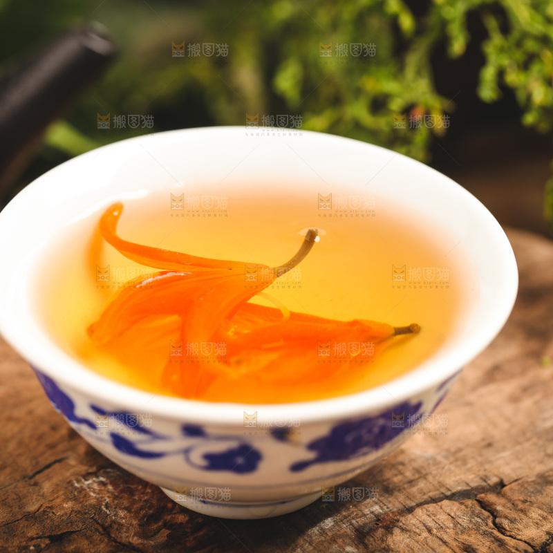 木底上放着一杯百合花茶