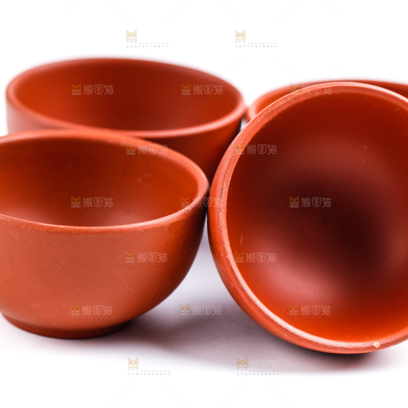 白底上放着陶瓷茶杯