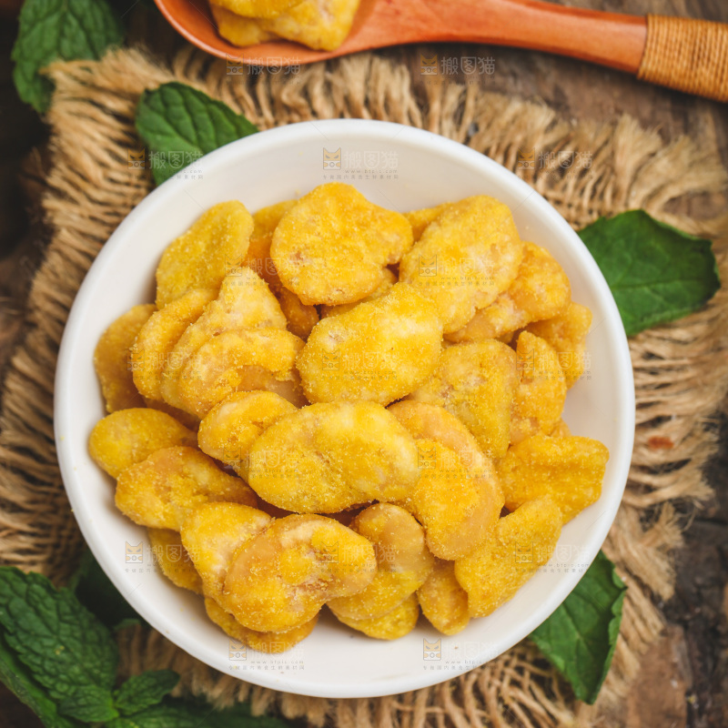 草编上放着一盘蟹黄蚕豆