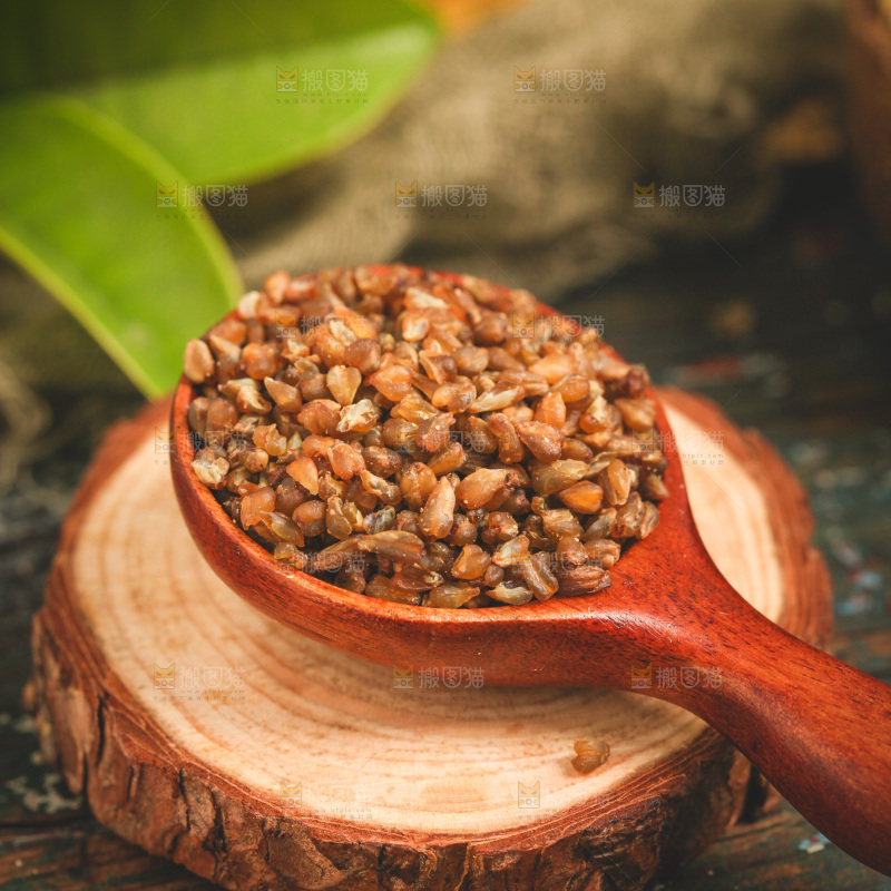 木底上勺子里的苦荞茶