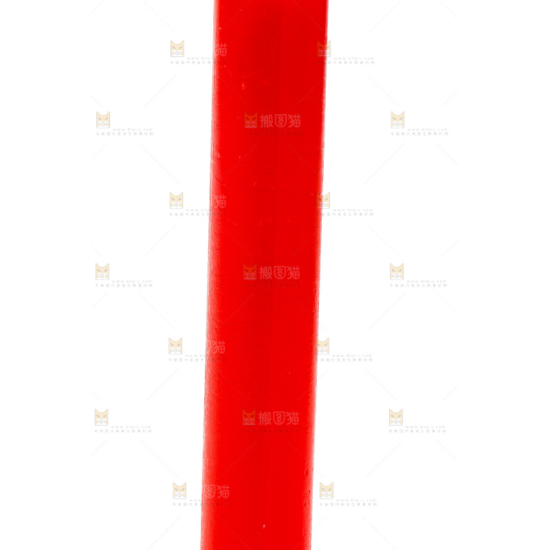 白底上放着一支红蜡烛
