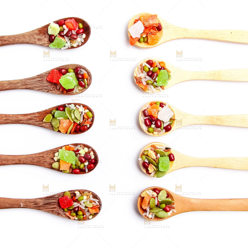 白底上摆放着水果粥食材