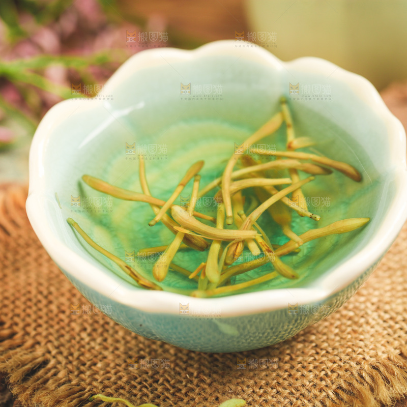 木底上放着一盏金银花茶