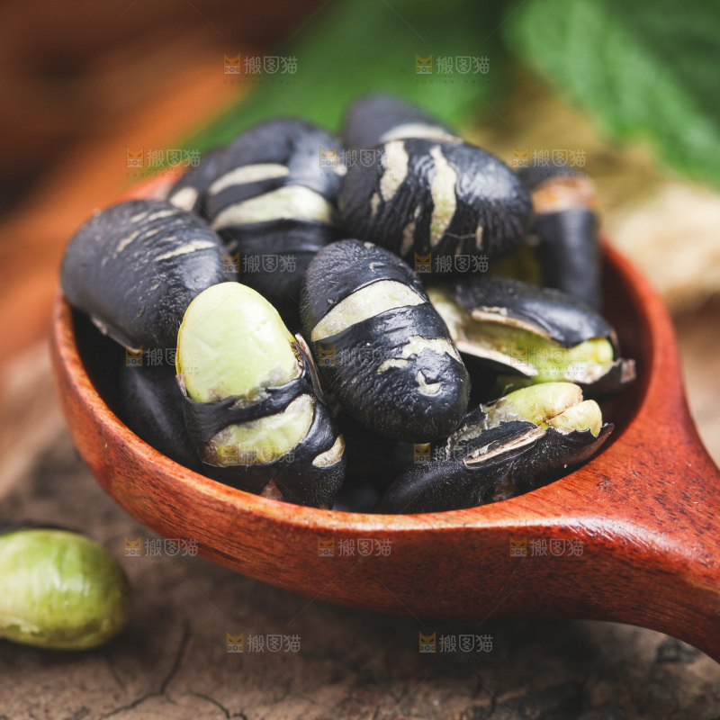 木底上放着一勺黑豆