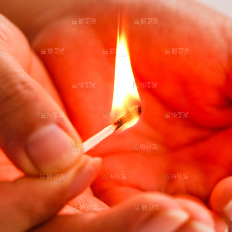 手拿点亮的火柴