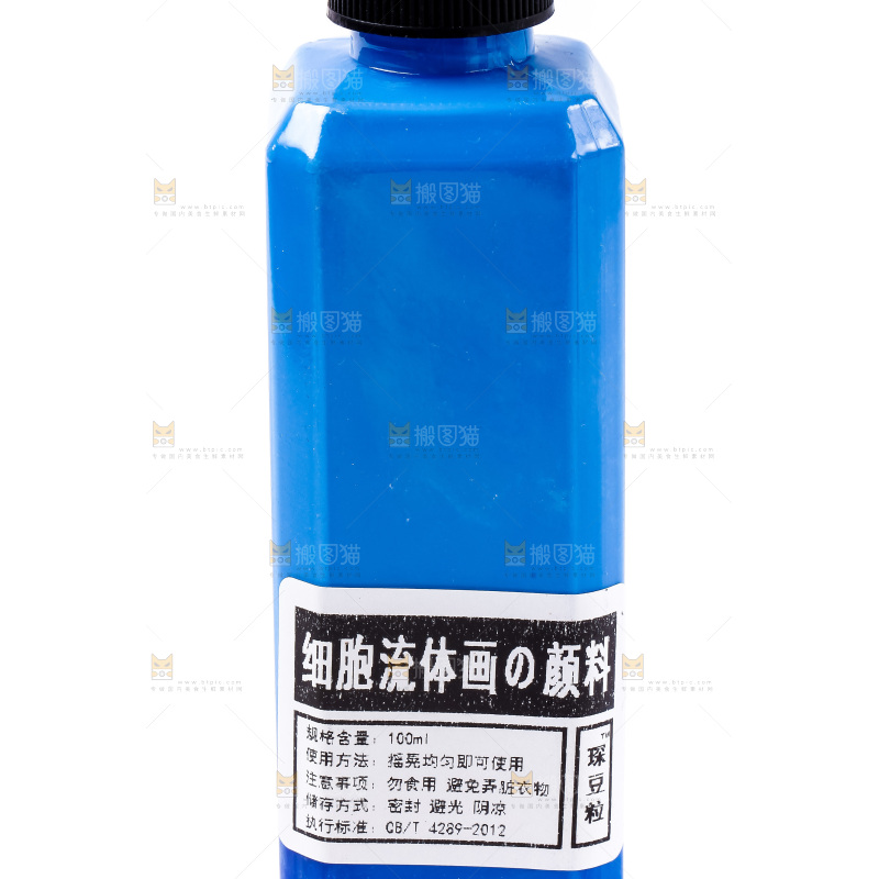 浅蓝色细胞流体画颜料放在白底上